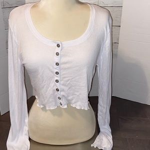 Cropped long sleeve with buttons. White. NWT